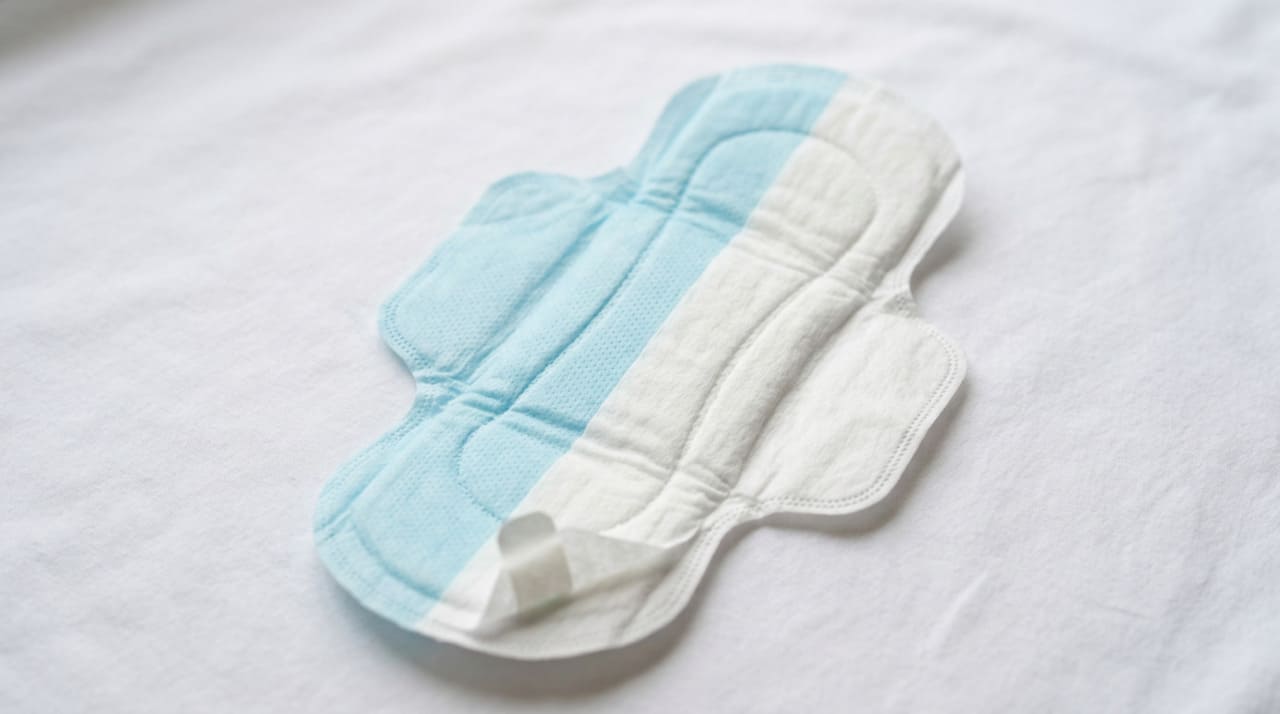 A cor azul geralmente marca a camada impermeável, voltada para a calcinha