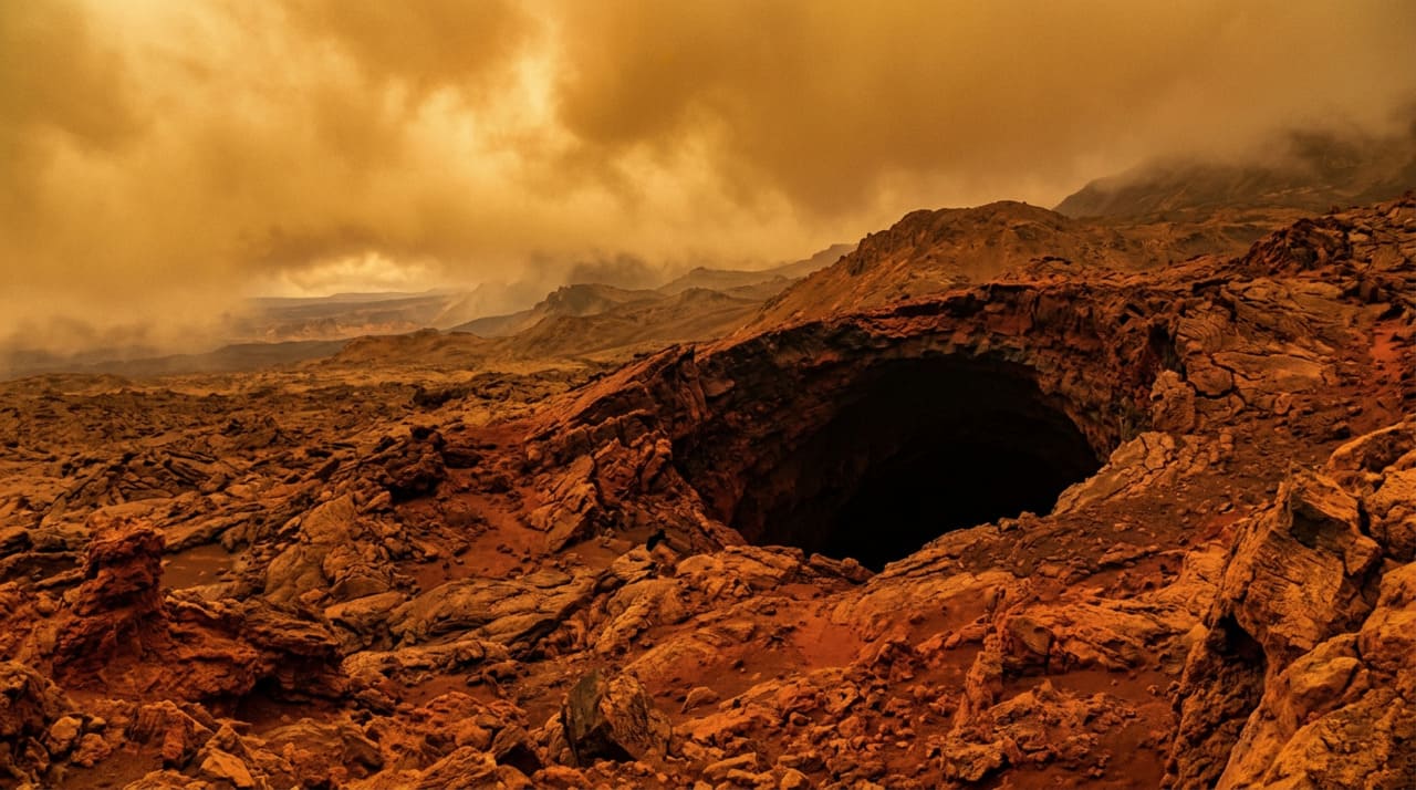 A superfície de Vênus é permanentemente coberta por uma espessa camada de nuvens de ácido sulfúrico que bloqueia completamente a visibilidade direta