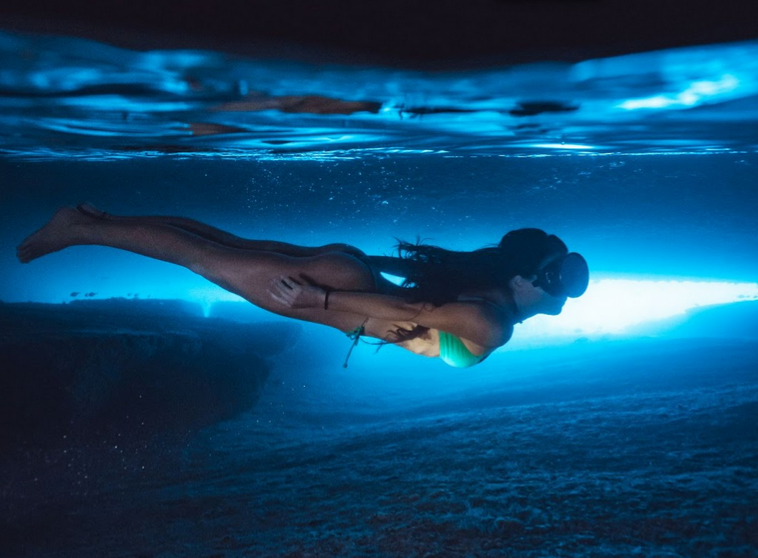 Praia subterrânea na Gruta do Acaiá, em Ilha Grande