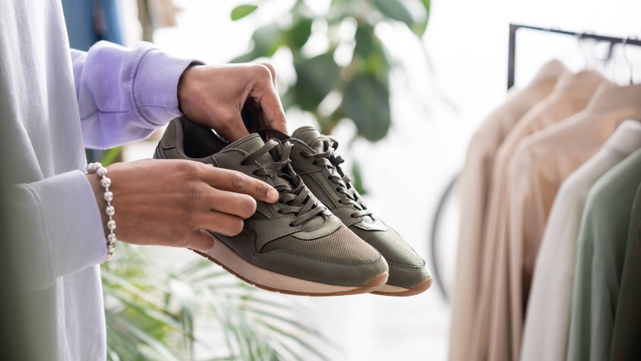 Esse cuidado simples ao guardar tênis pode mudar tudo. Entenda como evitar mofo, odores e deformações no dia a dia.