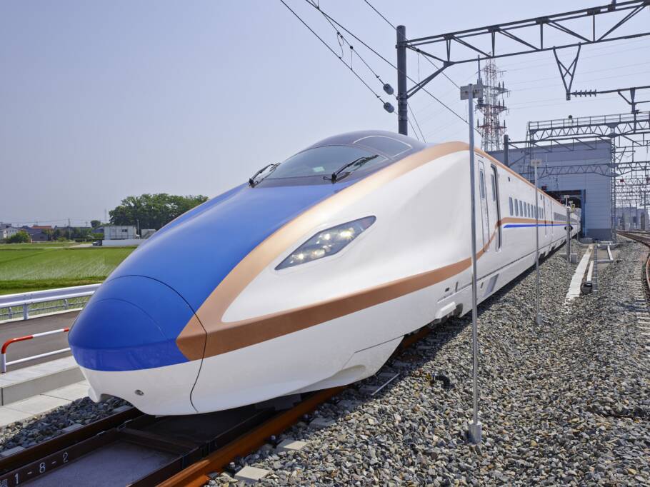 Do moderno trem-bala às clássicas locomotivas de luxo, conheça 6 viagens de trem deslumbrantes no Japão