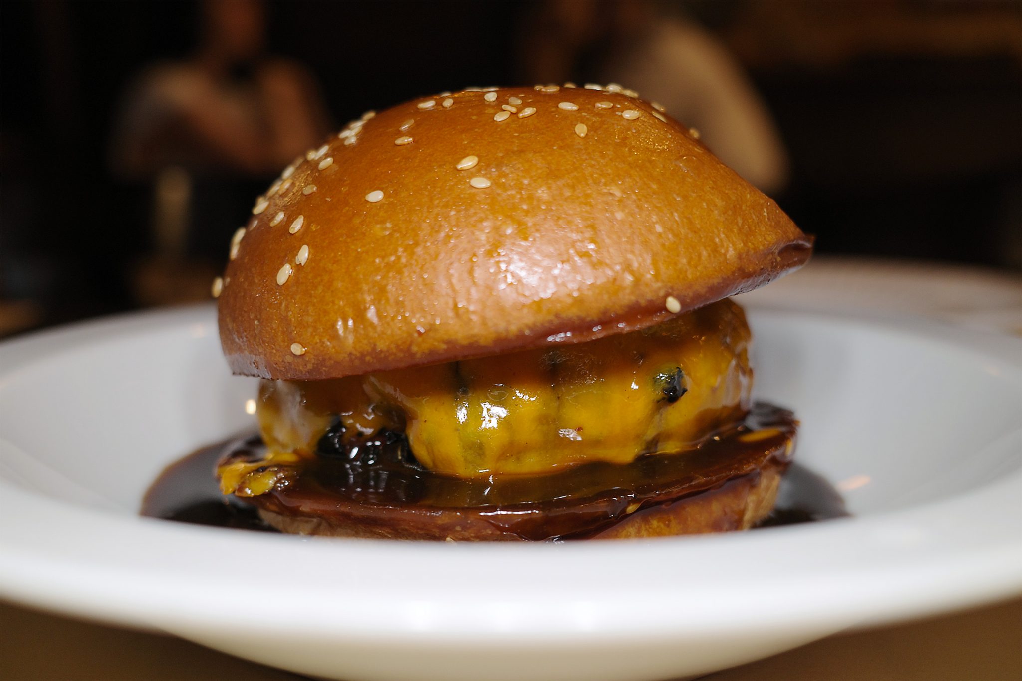 O Burgerdudes, maior site de avaliação de hambúrgueres do mundo, ranqueou o Holy Burger, clássico do centro de São Paulo, mais uma vez como melhor hambúrguer do Brasil e o 2º melhor do mundo. O burger escolhido e agraciado foi o Pony Line: Burger dry aged 45 dias Spazio Lab, cheddar e melaço de bacon