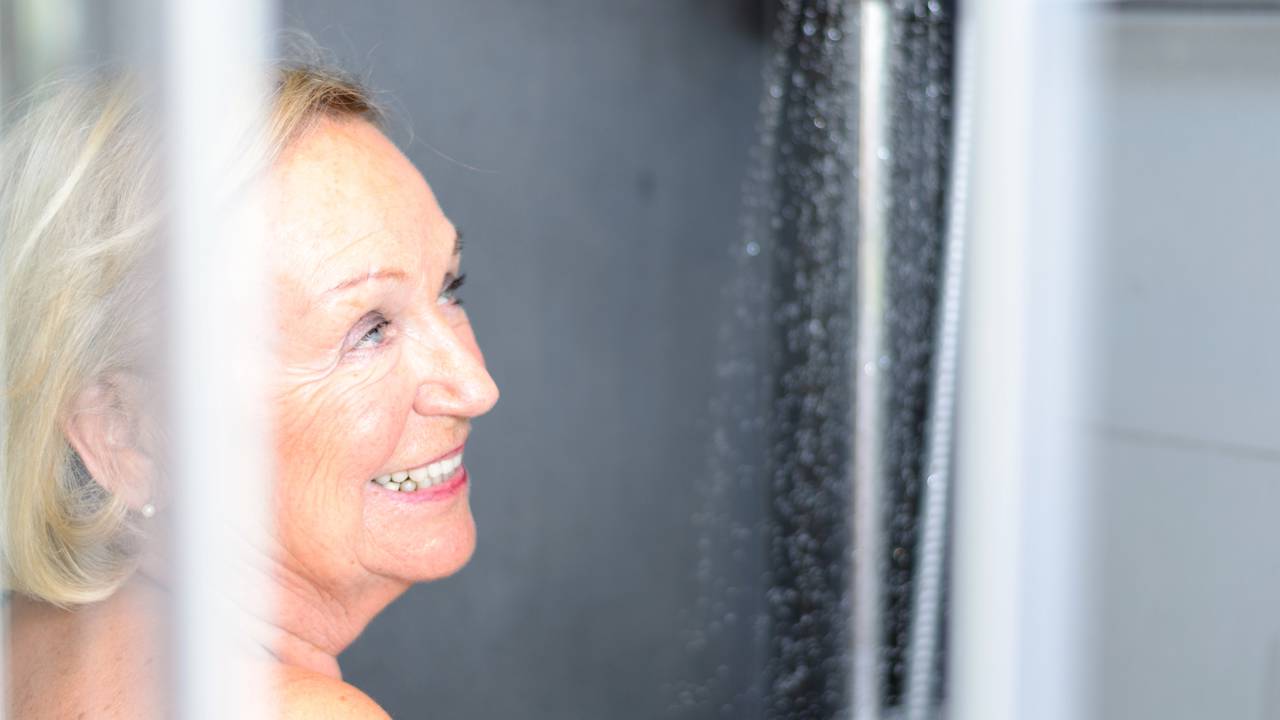 A forma de tomar banho muda com a idade e pode influenciar na saúde, segurança e conforto no dia a dia.