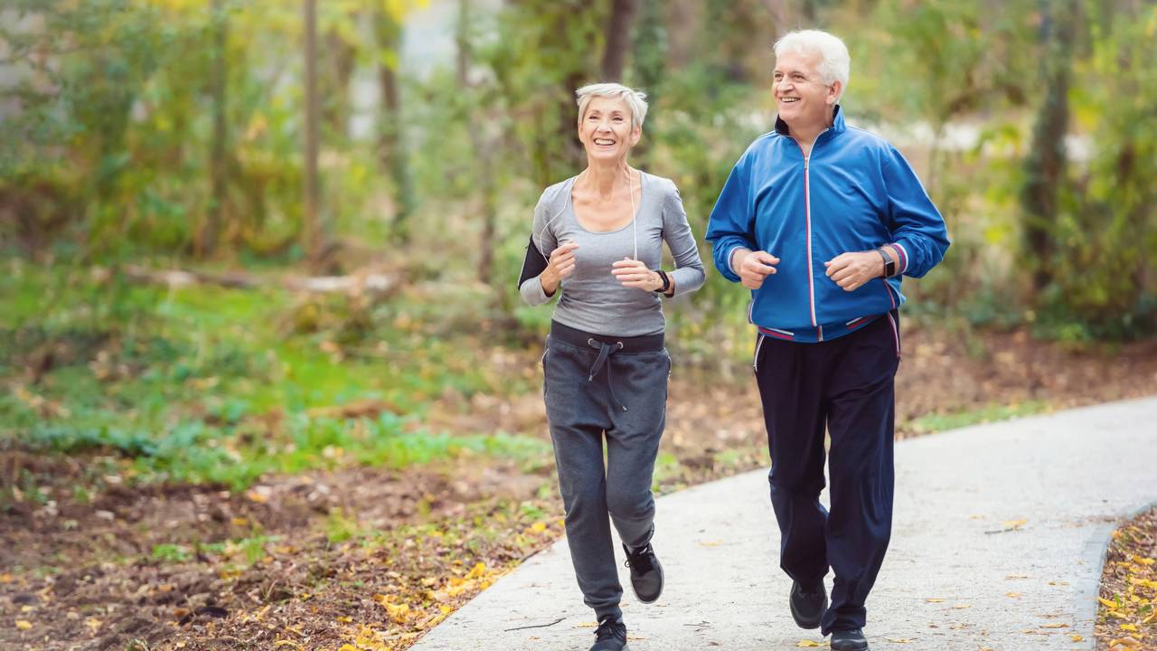 Esse hábito simples está ajudando pessoas acima de 60 a viver melhor. Saiba como a caminhada pode transformar sua rotina.