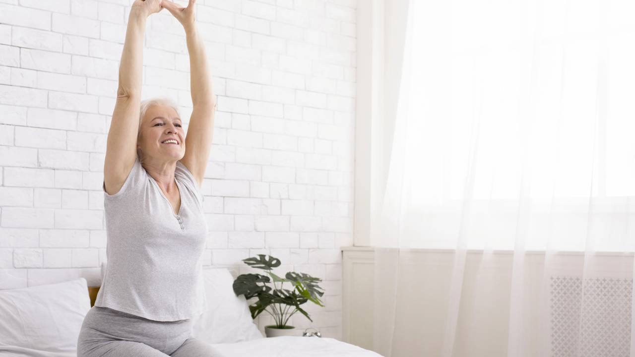 Praticar alongamento depois dos 50 melhora postura, equilíbrio e bem-estar. Entenda por que esse hábito está ganhando destaque.