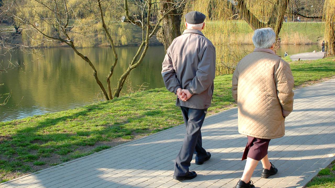 Quer mais saúde depois dos 55 essa caminhada pode ajudar no equilíbrio força e bem-estar sem sobrecarregar o corpo.