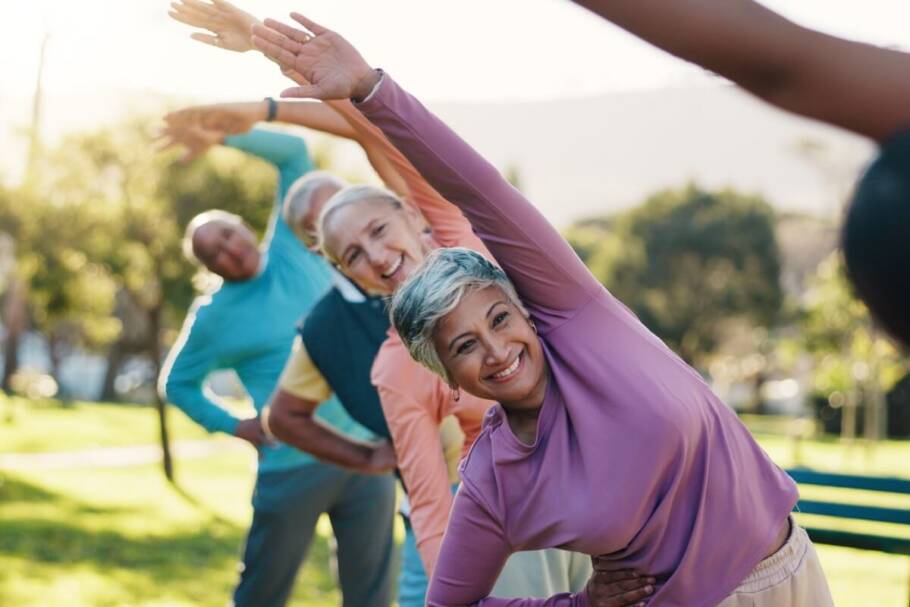 Alongar o corpo antes de praticar atividade física ajuda a prevenir desconfortos e lesões (Imagem: PeopleImages | Shutterstock)