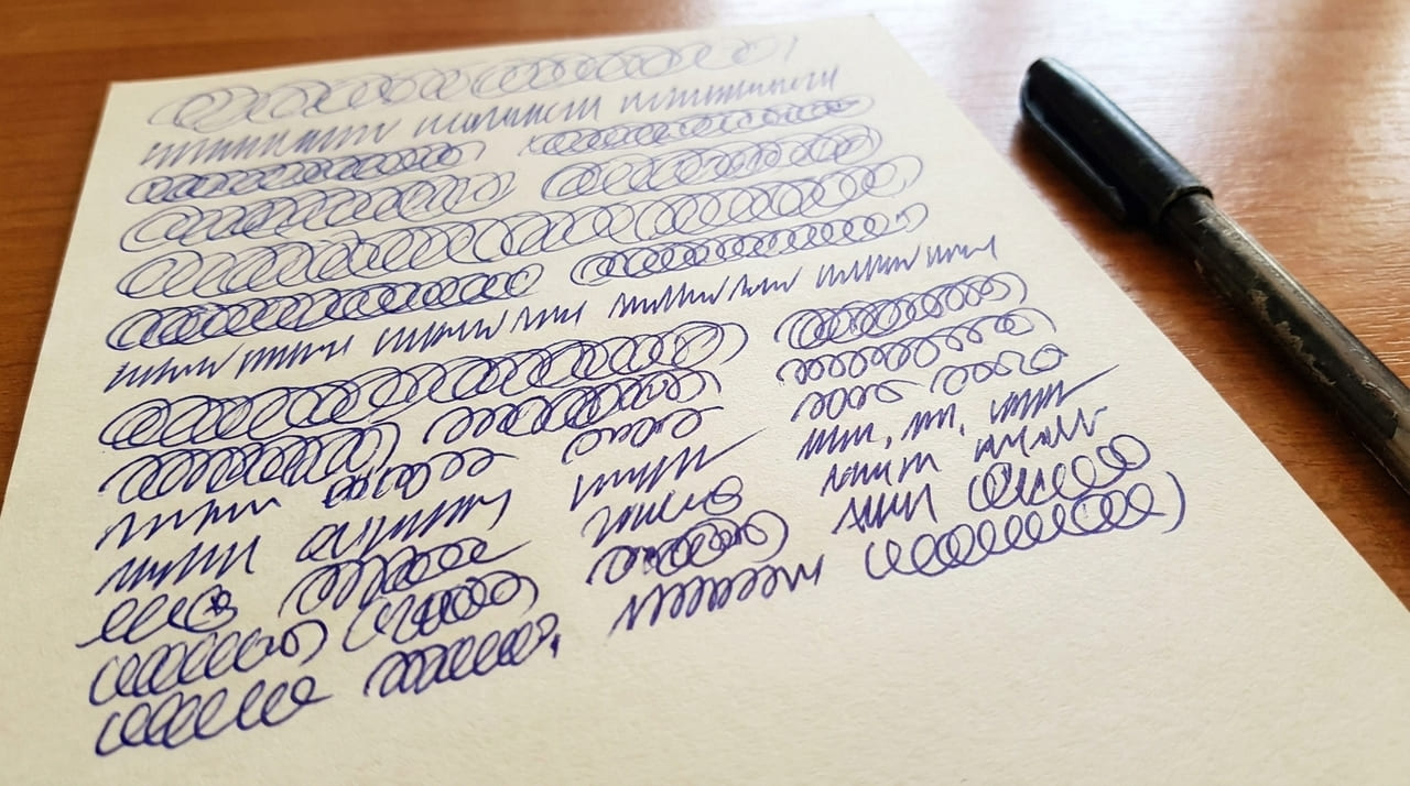 Riscar o papel enquanto falamos atua como um mecanismo de alívio cognitivo que ajuda na concentração e na absorção de informações complexas.