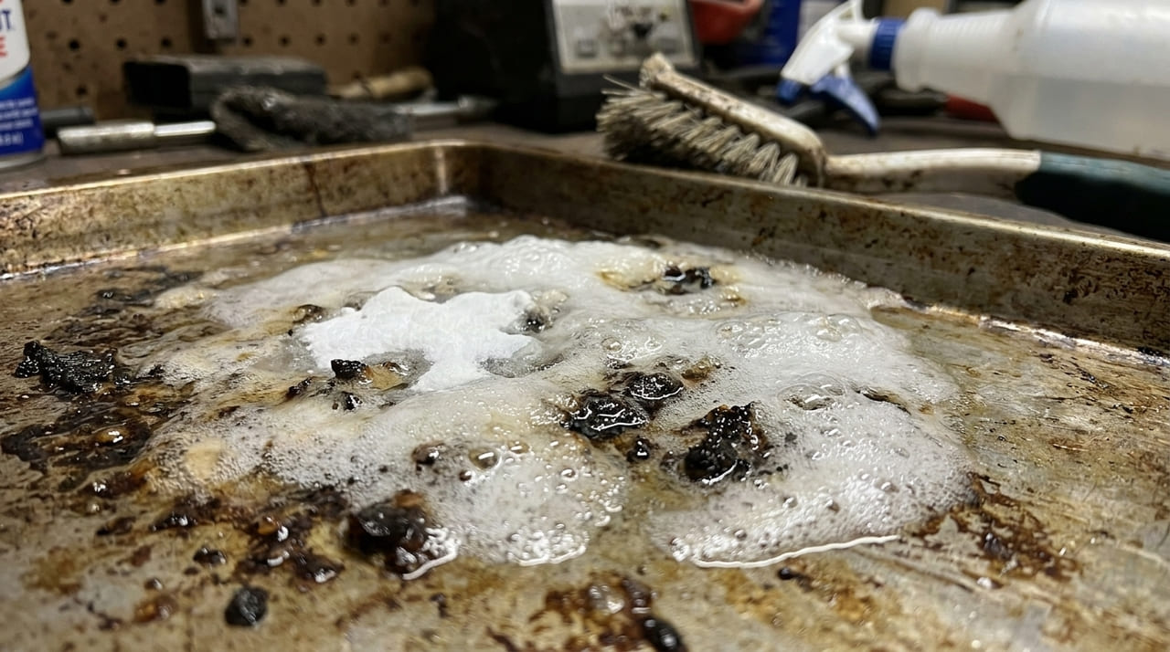 A técnica japonesa foca na quebra das moléculas de óleo antes da limpeza para preservar o metal e garantir um acabamento duradouro.