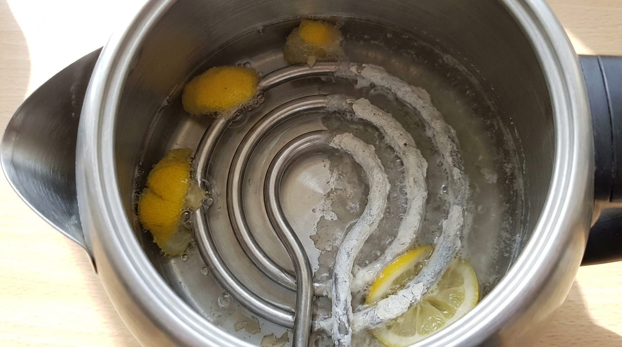 A limpeza periódica com cascas cítricas evita o superaquecimento da resistência e reduz o consumo desnecessário de energia.