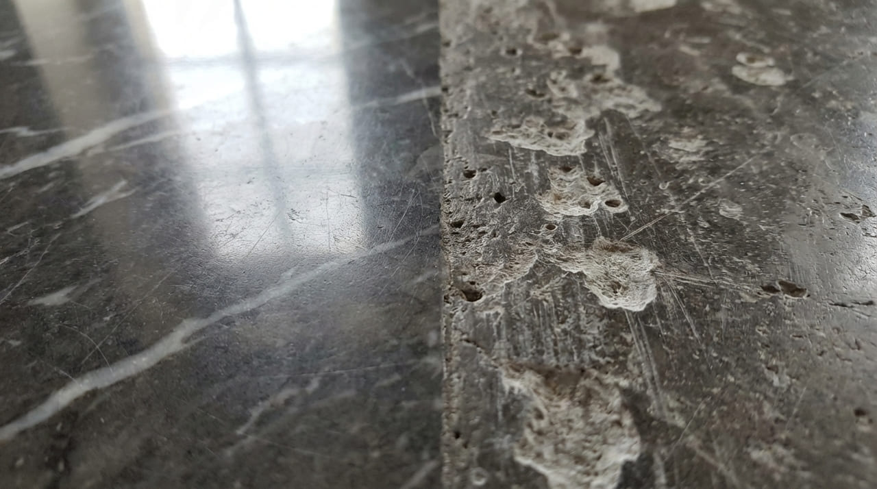 Utilizar produtos com pH neutro e secar líquidos imediatamente são práticas essenciais para manter o brilho e a integridade das pedras.