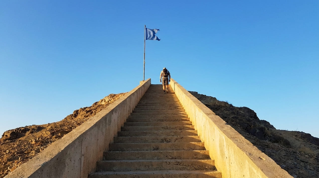 Cultivar uma resiliência emocional inabalável transforma obstáculos em degraus para alcançar objetivos audaciosos na carreira.