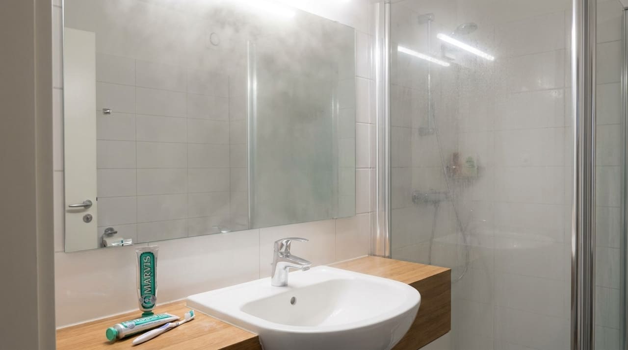 O polimento do espelho com creme dental elimina as gotículas de vapor e facilita a rotina matinal.