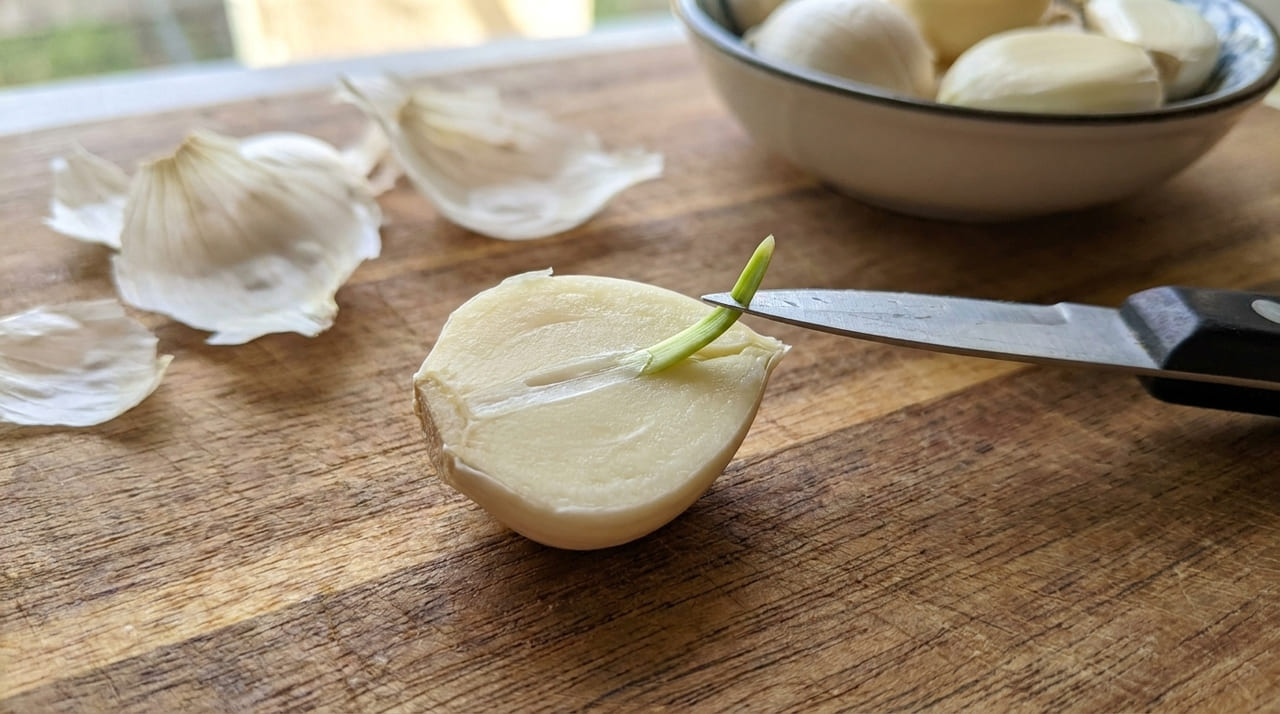A remoção do broto interno do alho elimina o amargor e previne a azia sem sacrificar o sabor do tempero.