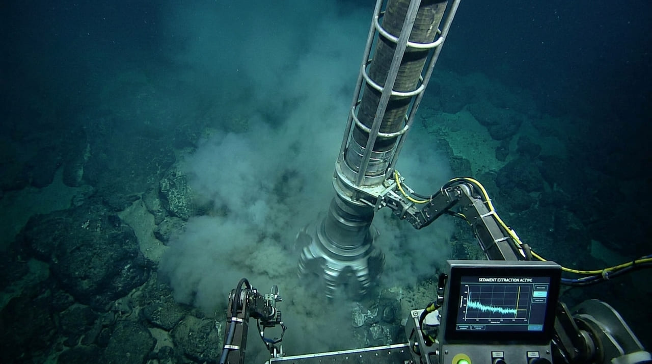 Esta plataforma flutuante sem precedentes permite a extração de recursos estratégicos e a pesquisa científica em profundidades extremas.