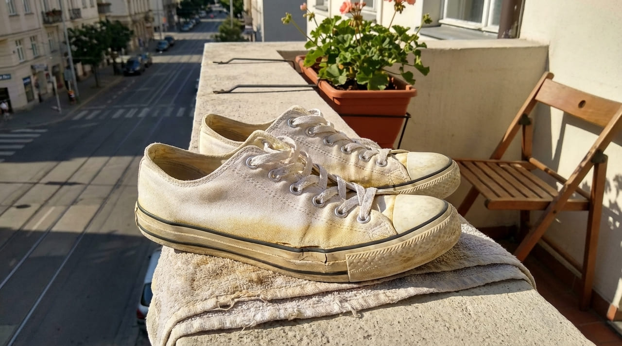 Evitar a exposição direta ao sol é o cuidado fundamental para impedir deformações estruturais e manter a durabilidade do material.