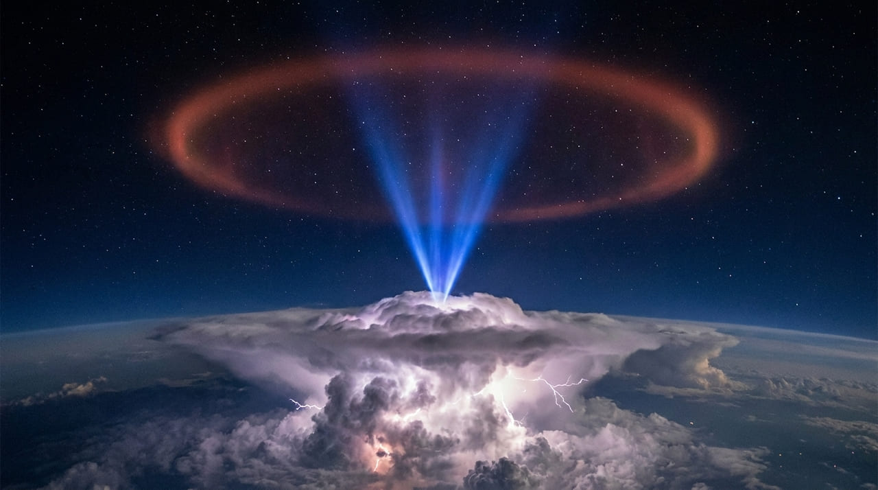 Sensores na Estação Espacial Internacional capturam descargas elétricas na alta atmosfera para aprimorar a precisão das previsões meteorológicas globais.