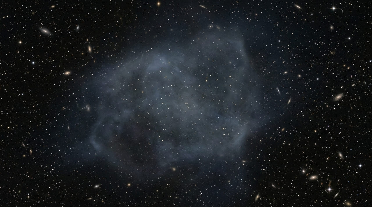 A descoberta de uma galáxia composta quase inteiramente por matéria escura desafia os modelos tradicionais de formação estelar.