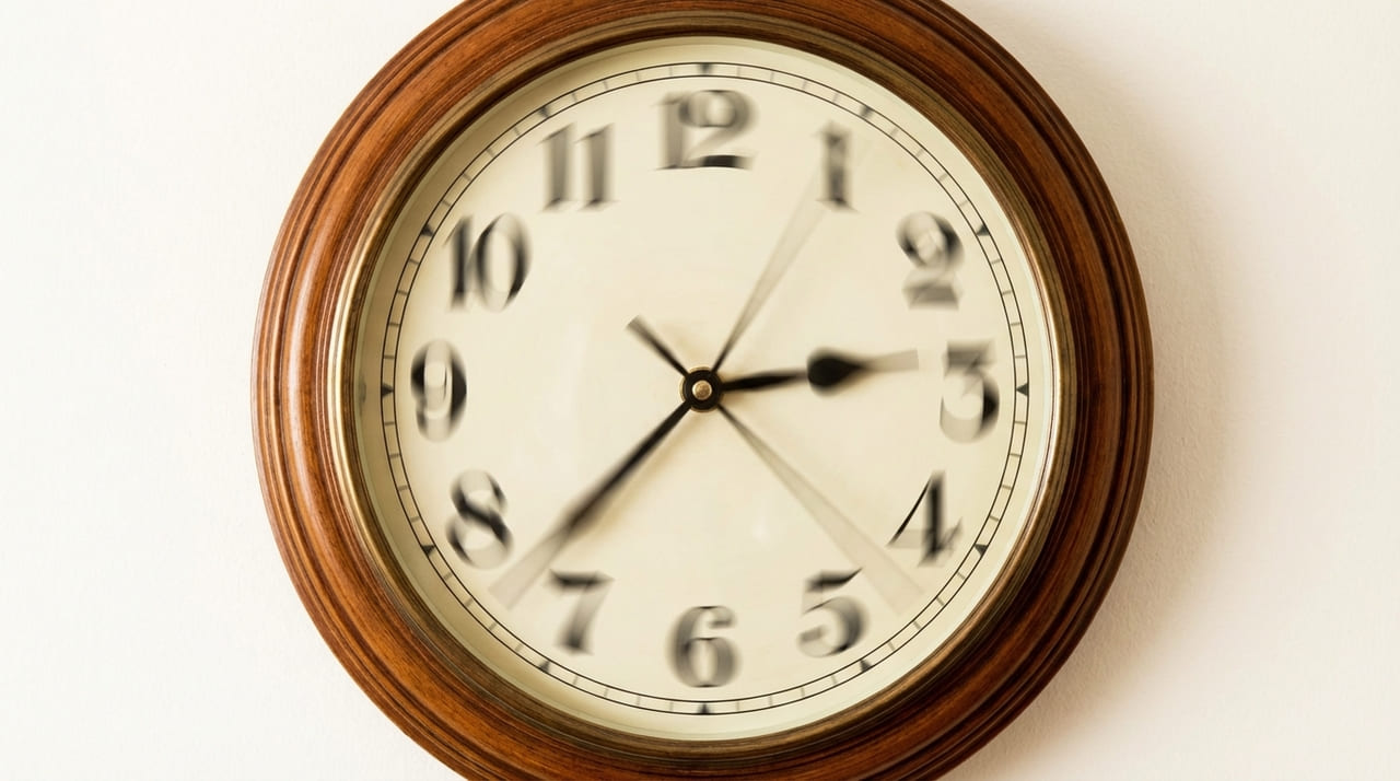 A cadência acelerada ao caminhar revela uma mente focada na objetividade e no aproveitamento máximo do tempo disponível.