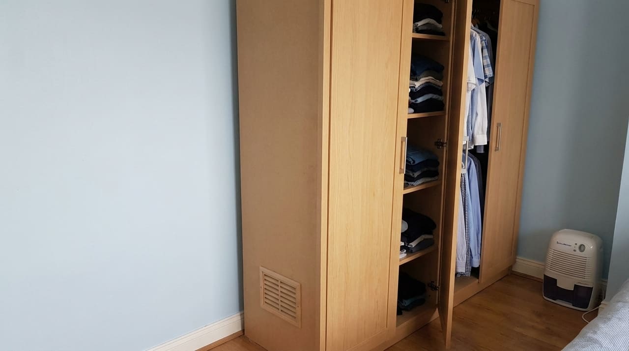 O posicionamento estratégico do mobiliário previne o estufamento das placas e a proliferação de fungos no dormitório.