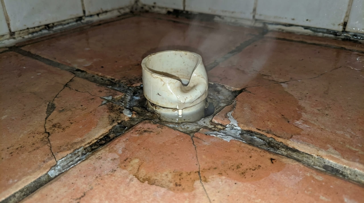 O calor extremo deforma a estrutura do plástico e compromete seriamente a vedação do sistema hidráulico residencial.