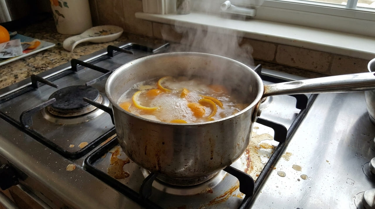 A combinação de ácido acético e limoneno dissolve gorduras pesadas e restaura o brilho original das superfícies metálicas.