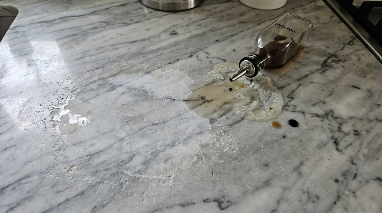 A conservação do mármore exige o uso de produtos com pH neutro e técnicas que respeitem a sensibilidade mineral do carbonato de cálcio.