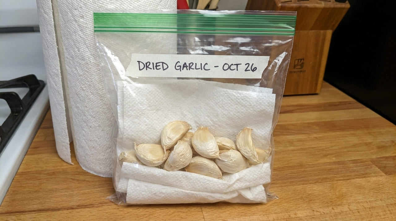 Manter o alho descascado e bem vedado evita o desperdício e agiliza o fluxo de trabalho durante o dia a dia.