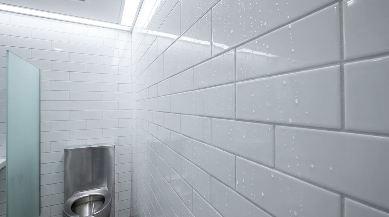 O uso de selantes de baixa porosidade garante superfícies livres de manchas e facilita a higienização do lar.