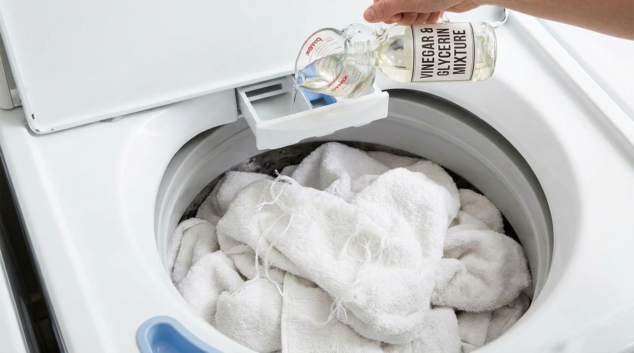 A substituição de produtos industrializados por vinagre e glicerina preserva a suavidade do toque e evita irritações na barreira cutânea.