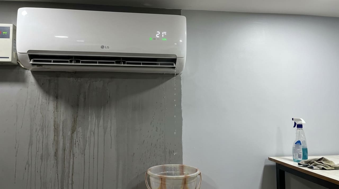 Limpar o dreno e os filtros regularmente reduz o consumo de energia e previne danos causados pelo acúmulo de sujeira.