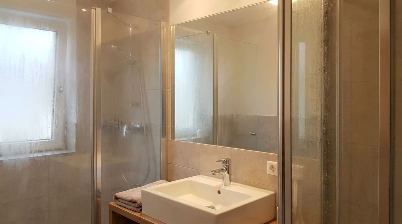 A criação de uma película protetora invisível impede a condensação do vapor e garante precisão total nos cuidados com o rosto.