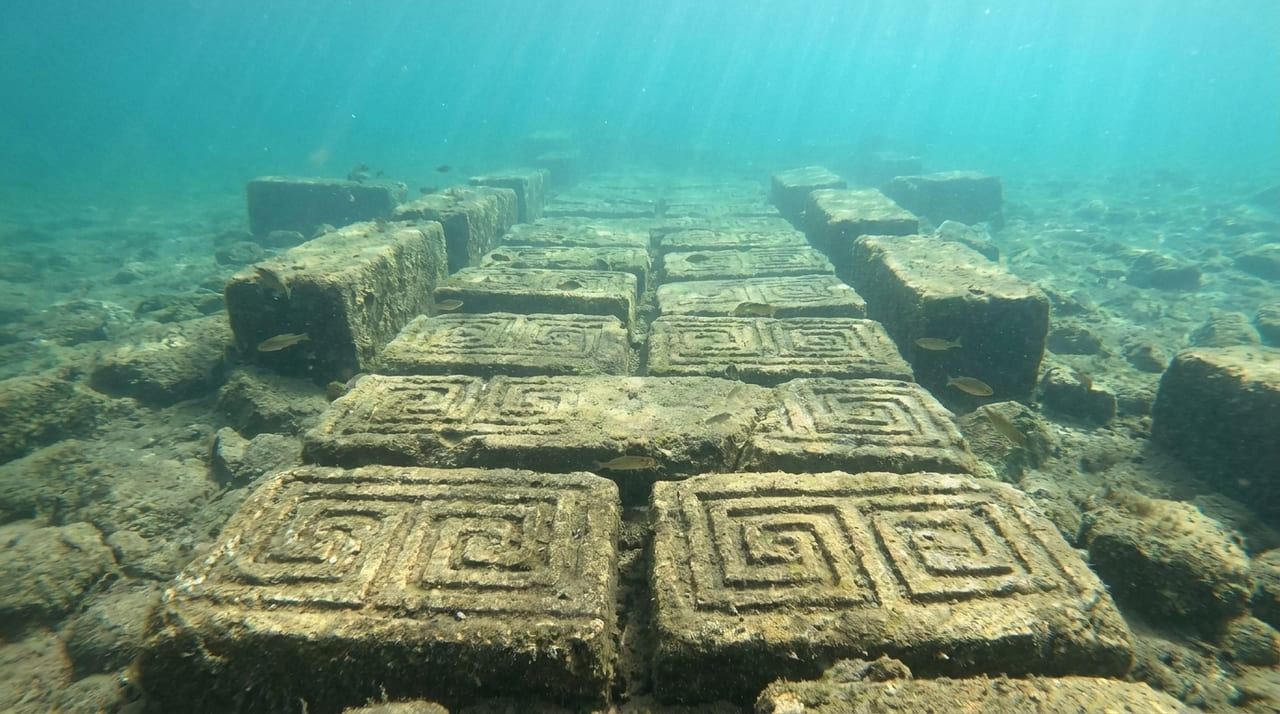 As ruínas monumentais revelam uma engenharia sofisticada com estruturas piramidais que desafiam o conhecimento sobre as civilizações antigas.
