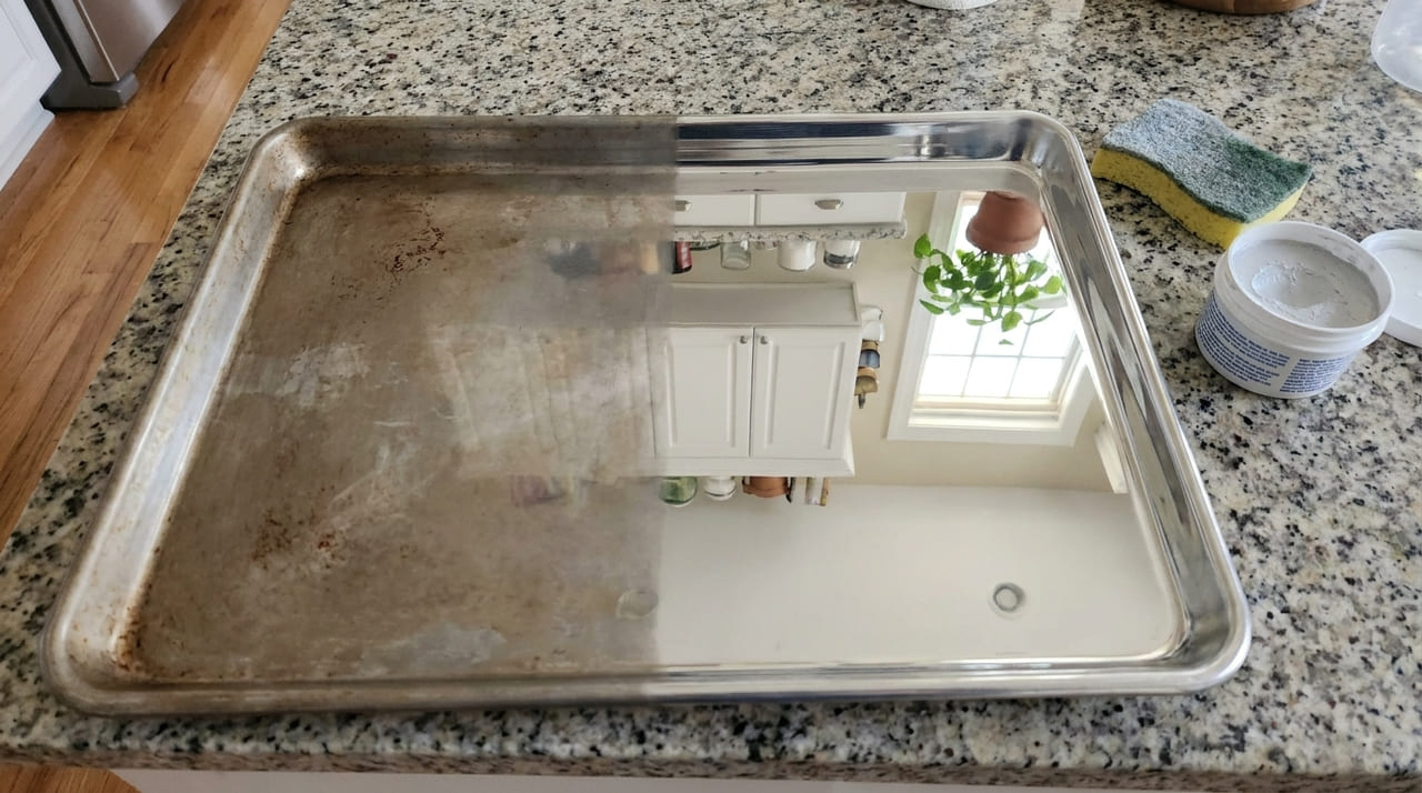 A combinação de detergente desengordurante com bicarbonato neutraliza a oxidação e facilita a remoção de resíduos carbonizados.