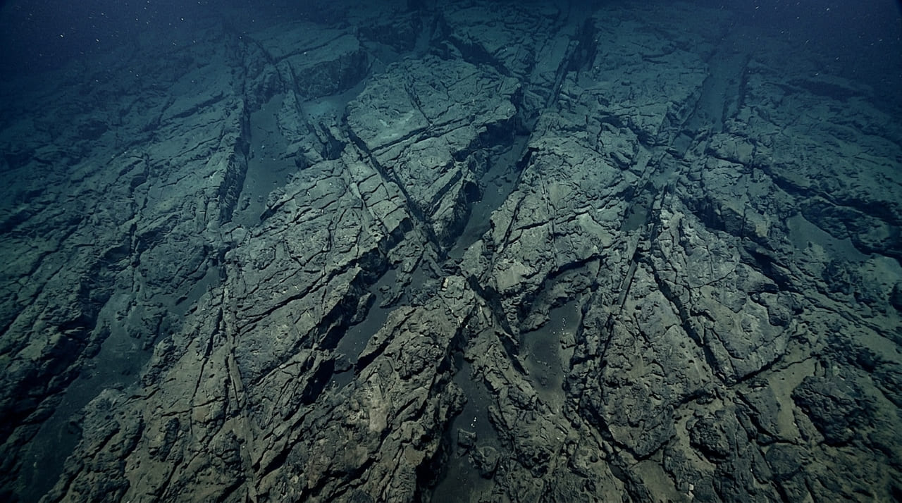 O processo de estiramento e quebra da crosta oceânica desafia as teorias tradicionais sobre a rigidez das placas tectônicas.