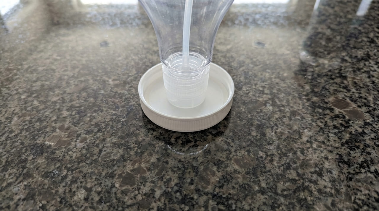 Pequenas soluções caseiras impedem o acúmulo de resíduos e garantem a higiene visual da bancada.