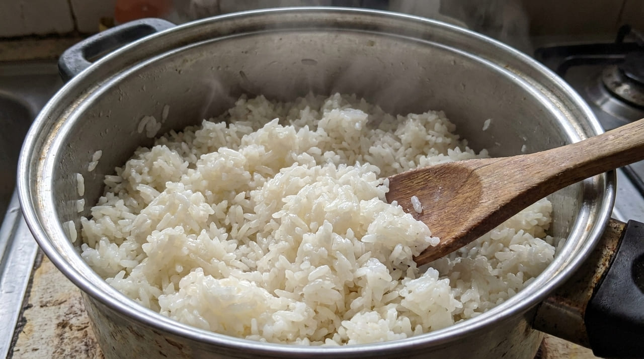Polir os grãos em água fria permite que o calor penetre de forma uniforme e evita que o alimento fique empapado.