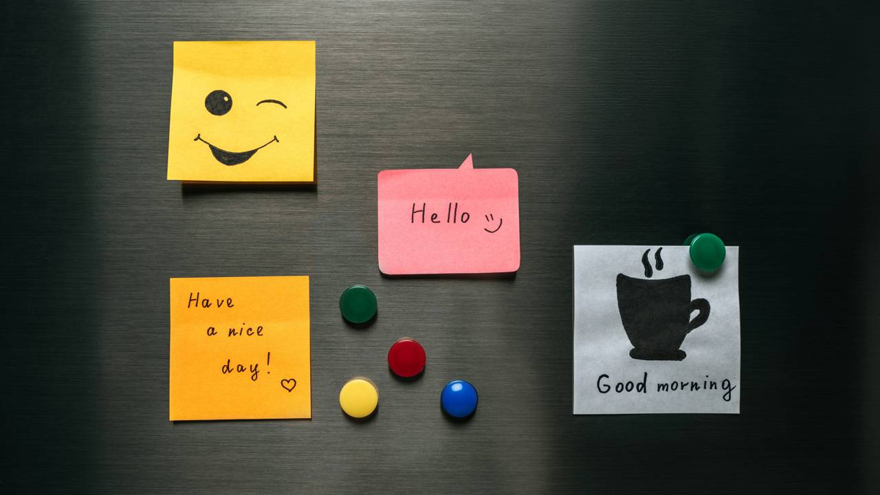 Fogão perto da geladeira gasta mais do que mil ímãs na porta. Confira dicas reais para baixar sua conta de luz hoje.