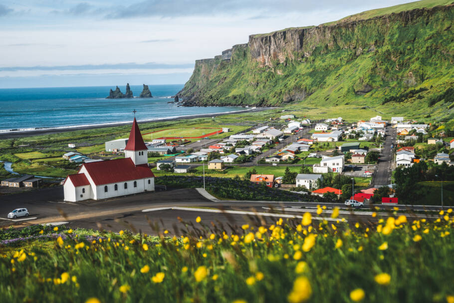Cidade de Vik i Myrdal, na Islândia, no verão