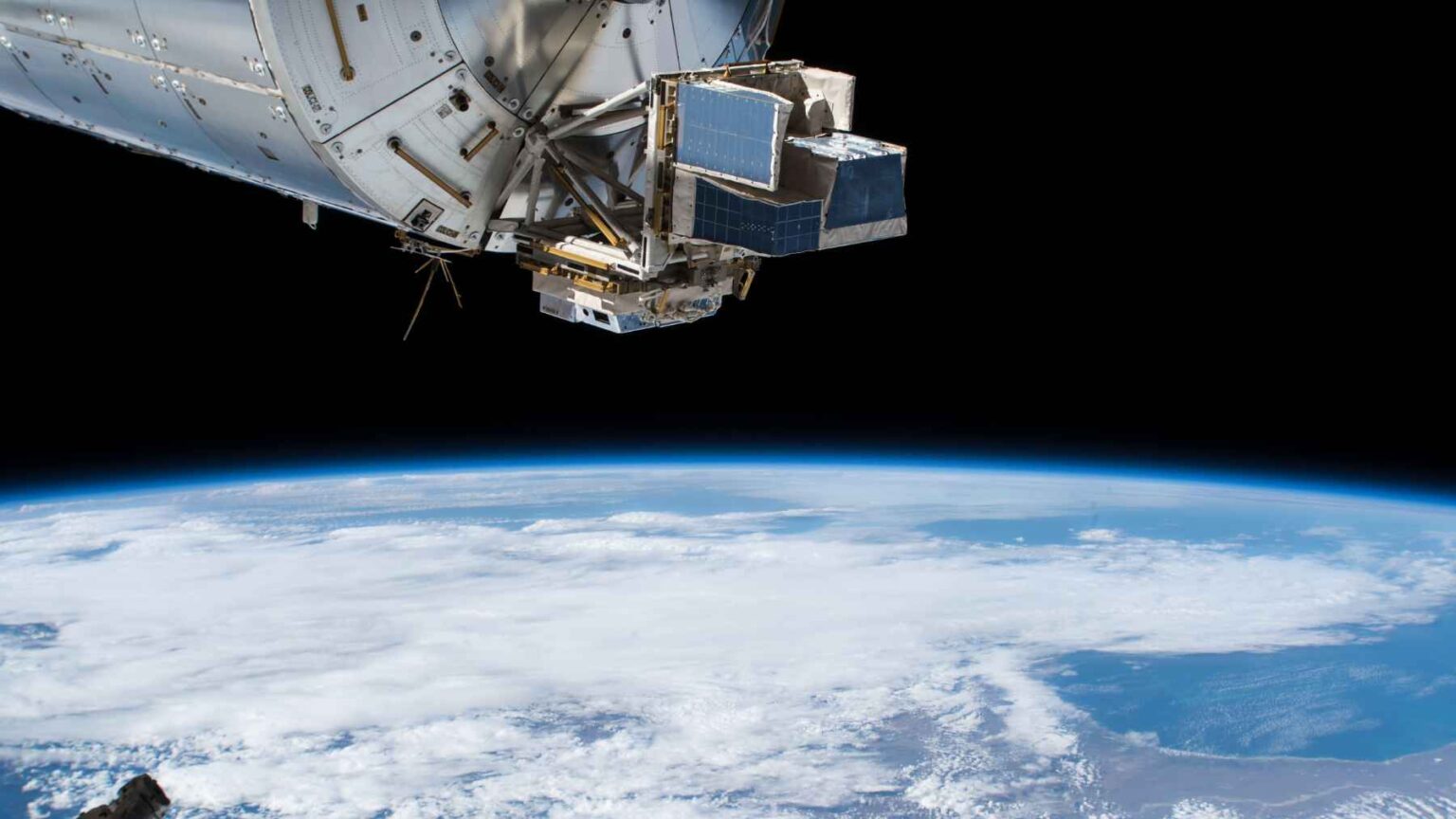 O ASIM também ajudou pesquisadores a investigar descargas da corona, explosões elétricas breves, porém poderosas, próximas ao topo das nuvens de tempestade.