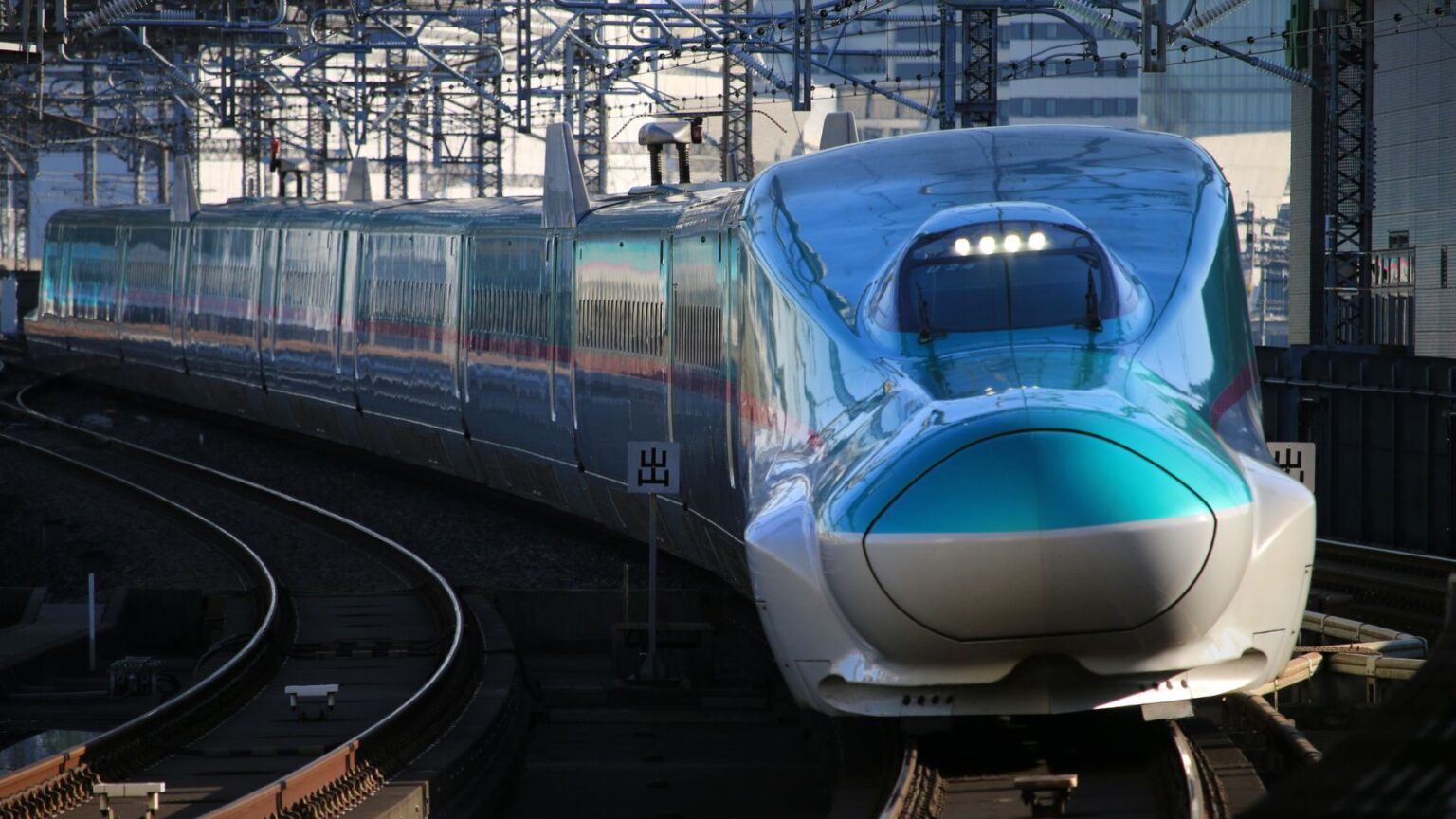 O trem maglev japonês Chuo Shinkansen vem prometendo um salto histórico na mobilidade há anos, mas em condições desconfortáveis. Antes de correr a cerca de 500 km/h, ele teve que resolver um bloqueio ambiental em Shizuoka, uma prefeitura chave por onde a trilha passa.