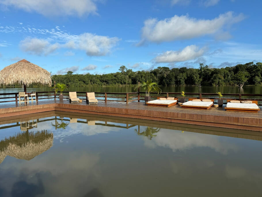 A piscina de água doce do Juma Amazon Lodge