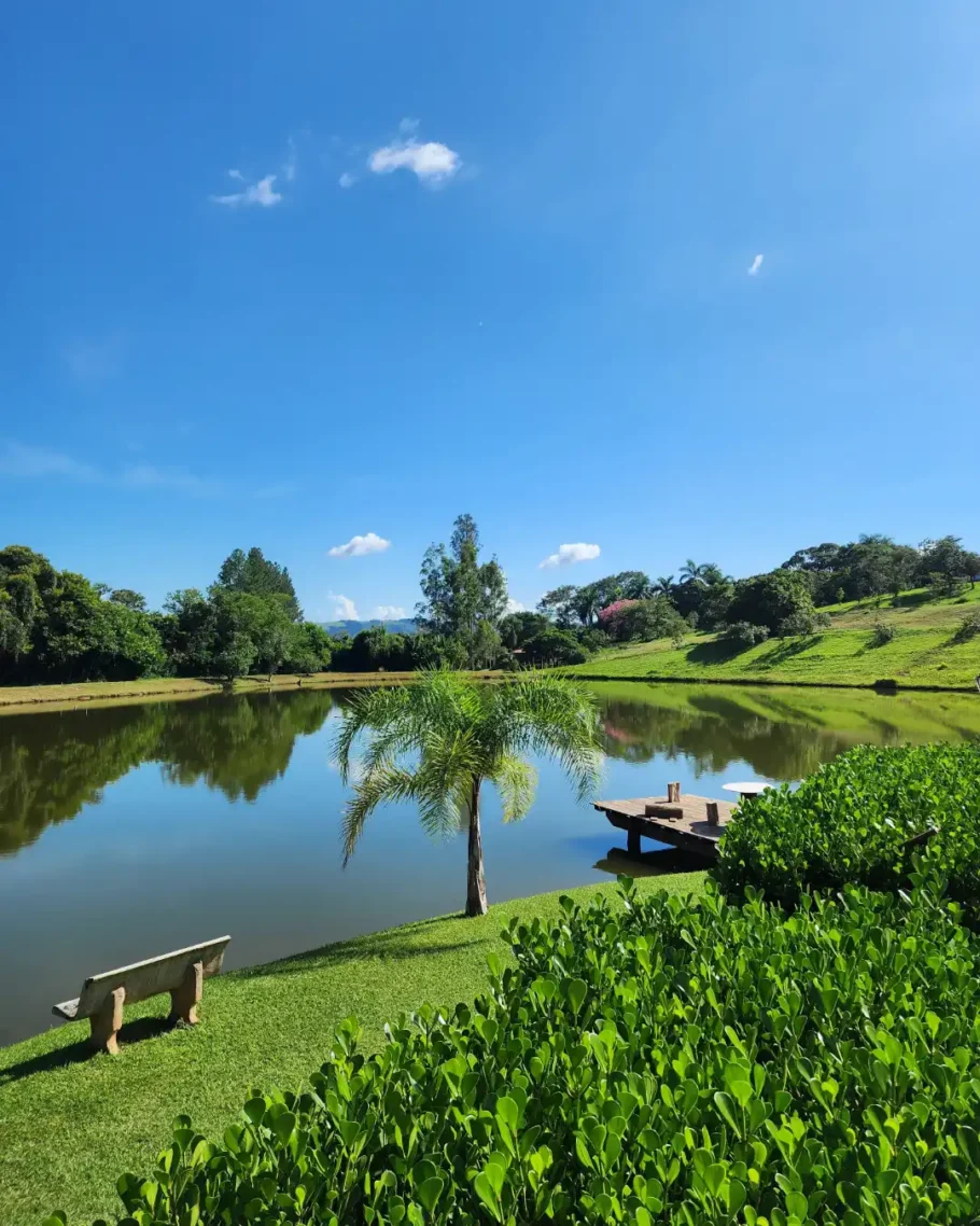 O espaço reúne três casas para aluguel em uma fazenda dedicada ao cultivo de soja