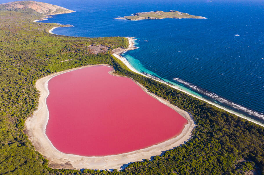 Lago Hillier  é famoso por sua cor rosa vibrante e permanente, que contrasta com o azul do Oceano Antártico