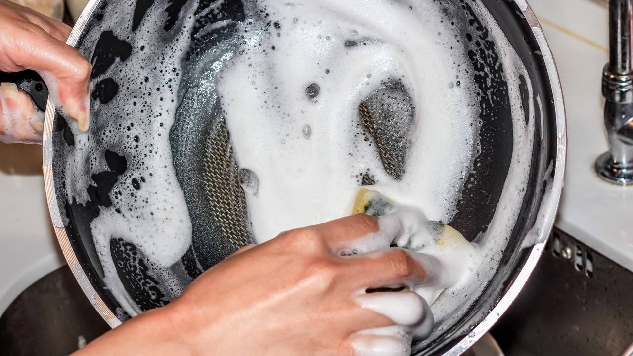 Pequenos erros na pia podem gerar prejuízo. Entenda como lavar panelas e tábuas corretamente e evitar desgaste precoce.
