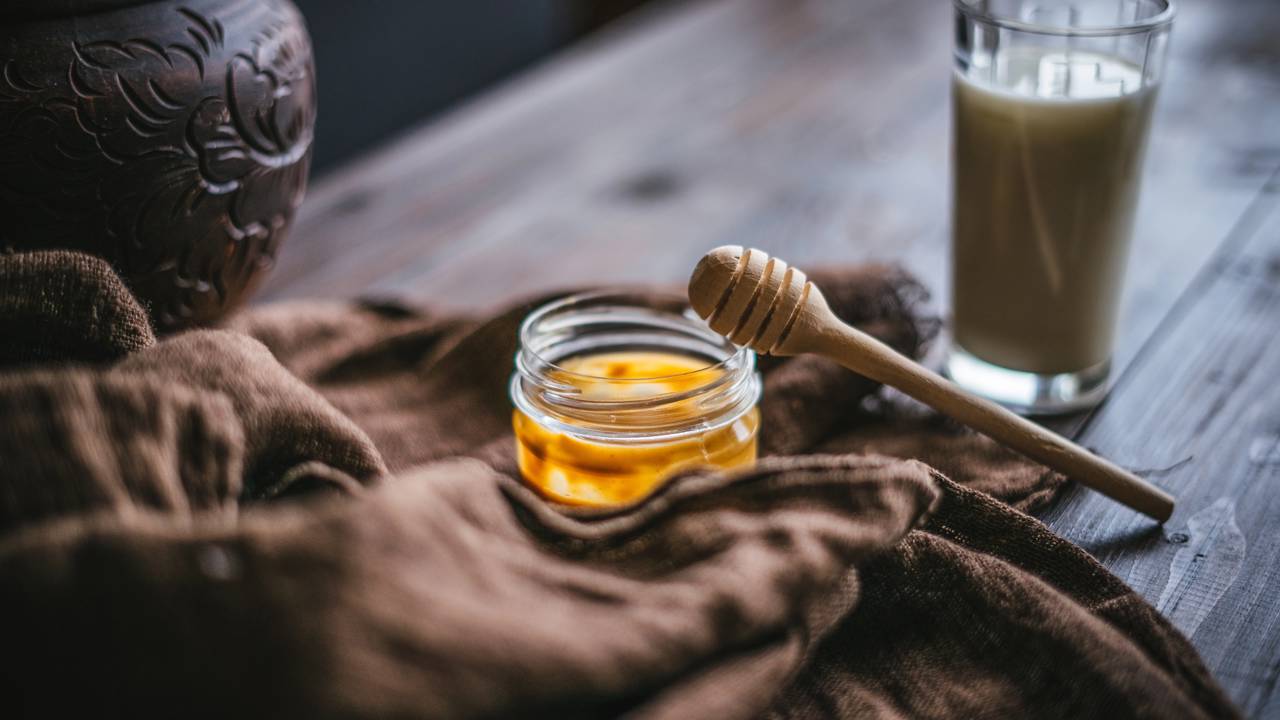 Tomar leite com mel antes de dormir pode melhorar o relaxamento e aliviar a garganta. Saiba como preparar do jeito certo.