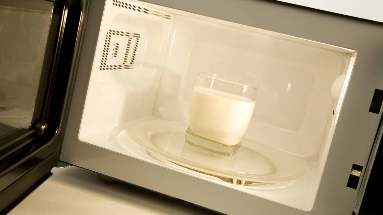 Descubra os riscos térmicos de aquecer bebidas no micro-ondas e as melhores práticas para proteger sua família e sua saúde.