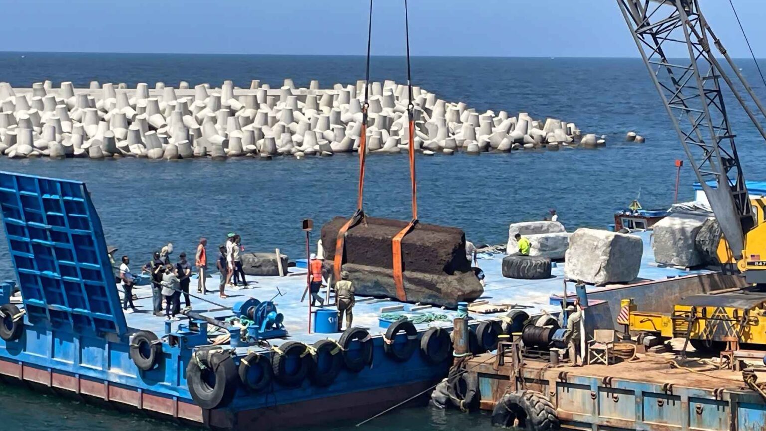 Uma equipe que trabalha no Porto Leste de Alexandria levantou 22 enormes blocos de pedra ligados ao antigo Farol de Alexandria, também conhecido como Faros.