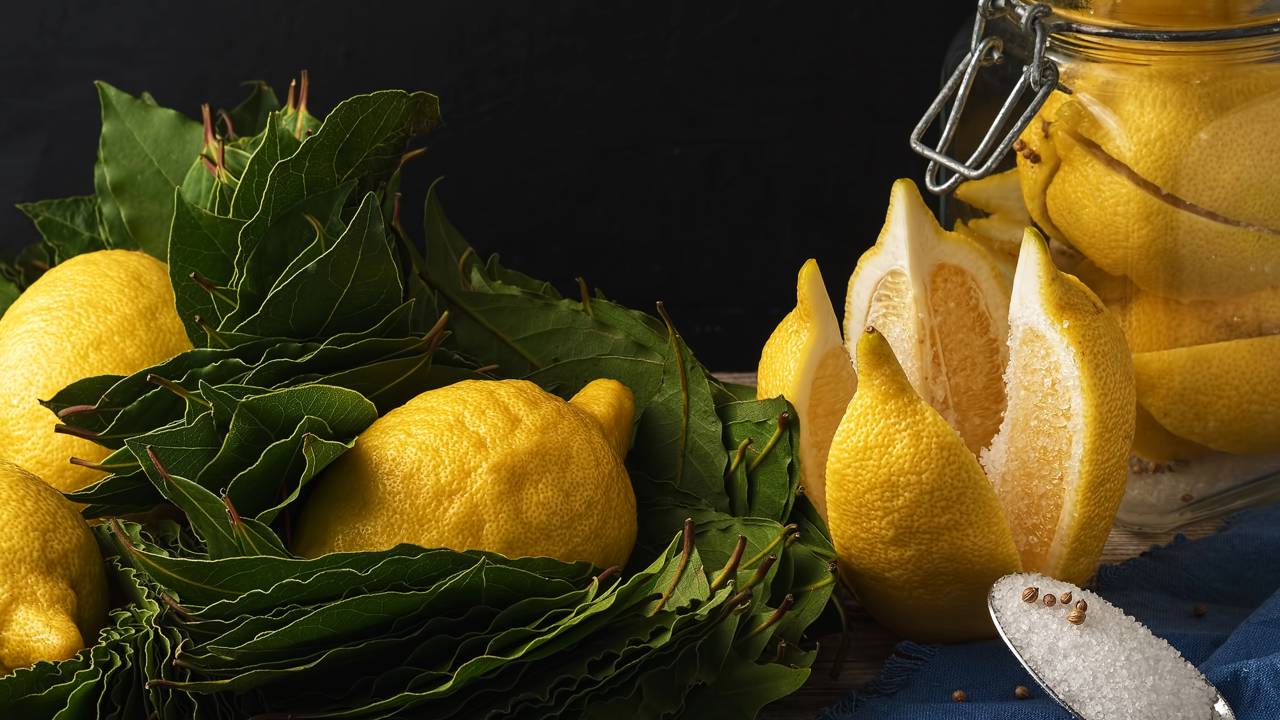 Colocar limão com louro no quarto pode melhorar a sensação de conforto e frescor, mas sem substituir cuidados básicos com o ambiente.