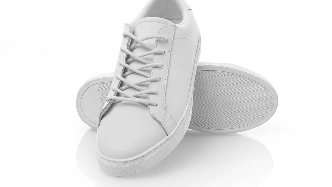 Por que o tênis fede? A ciência da decomposição bacteriana e o papel do bicarbonato na neutralização